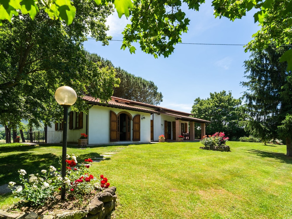 Farmhouse in Tuscany With Panoramic Pool