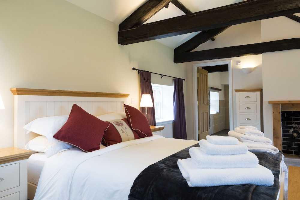 Characterful Couples Getaway in a Country Estate view 2