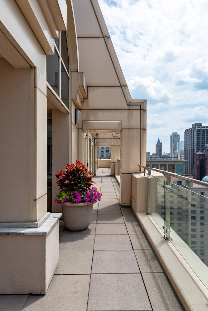 Michigan Ave 2BR Balcony Exclusive Access