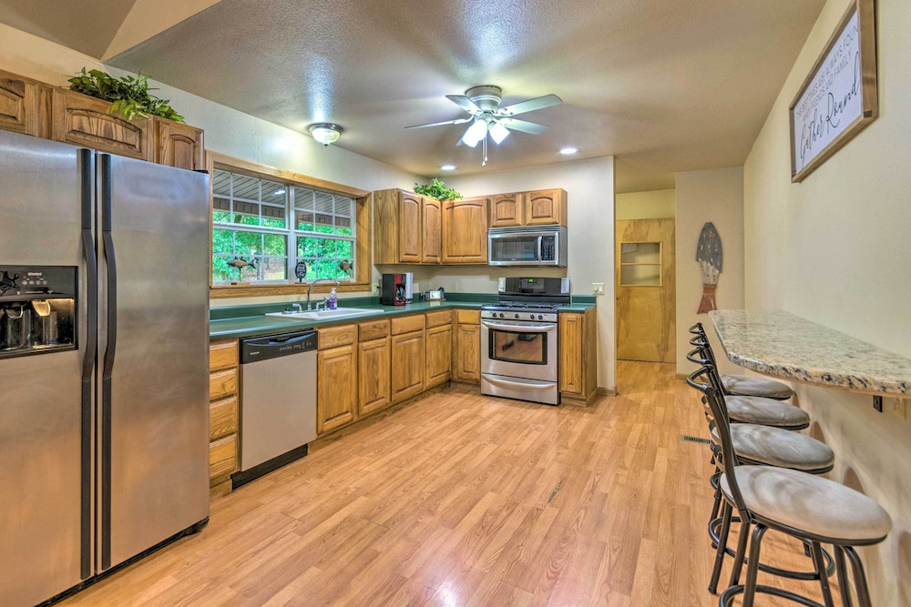 Scranton Vacations - Lakefront Hideaway in Scranton: Spacious Deck - Property Image 6