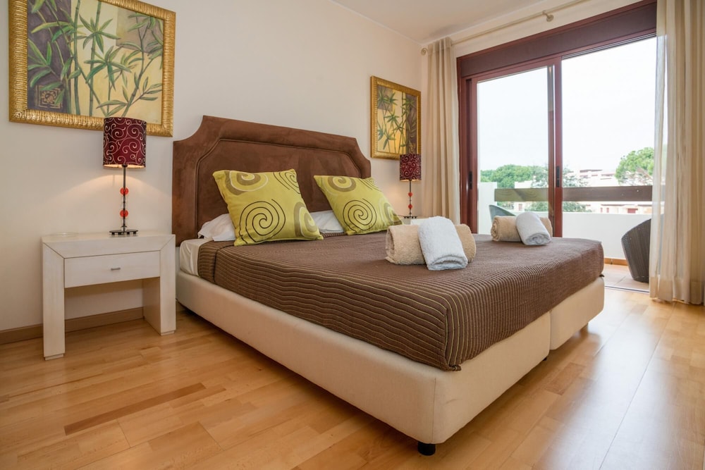 Traditional Townhouse in Vila Sol by Ideal Homes