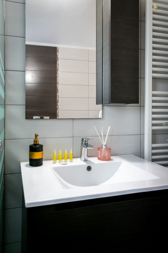 Charming 2BR retreat near market & beach