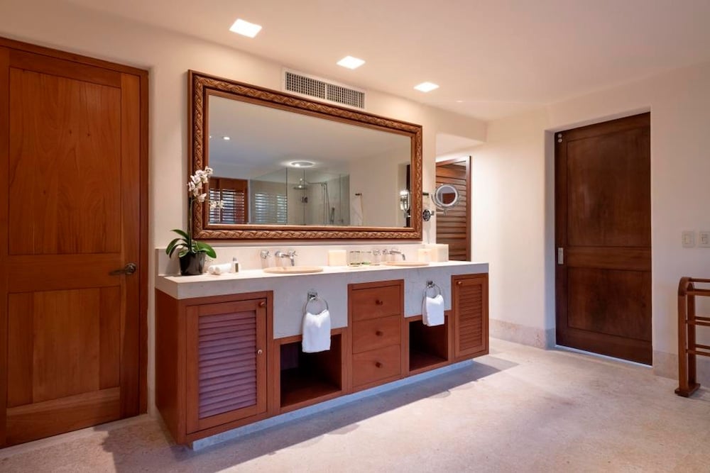 Staffed Ocean View Villa w Four Seasons Amenities