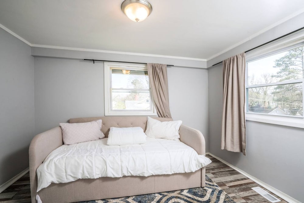 Renovated 3 Bedroom Close to Downtown