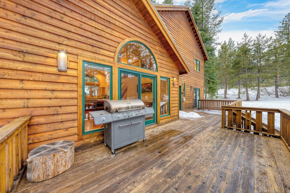 5 Mins to Ski Resort Ping Pong, Pool Table, Deck Donner Ridge by Avantstay