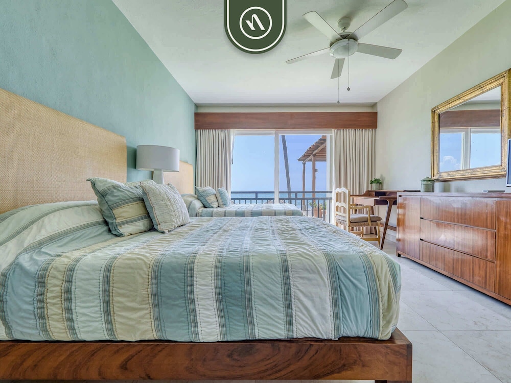 Oceanview 4 BR Condo - Pool - Beach - Terrace