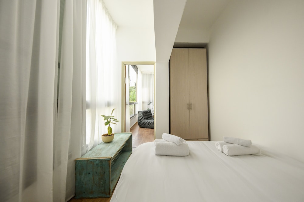 Stylish 2-Bedroom Green Oasis view 4
