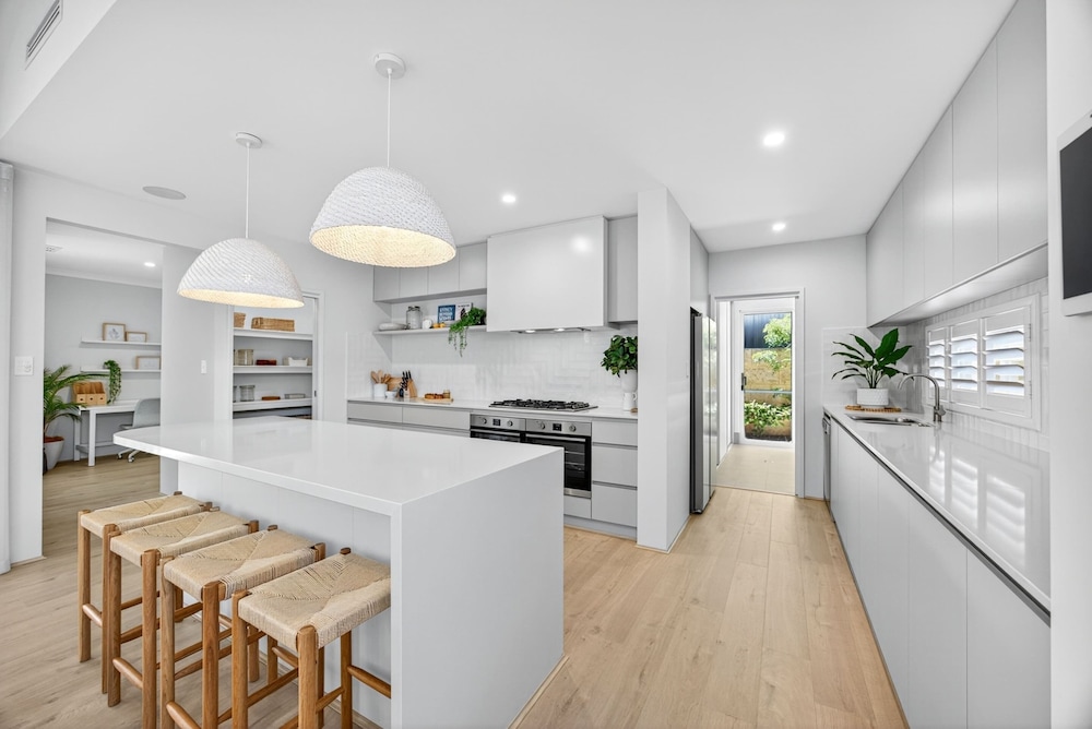 Coastal Luxe 4-bed House in Madora Bay