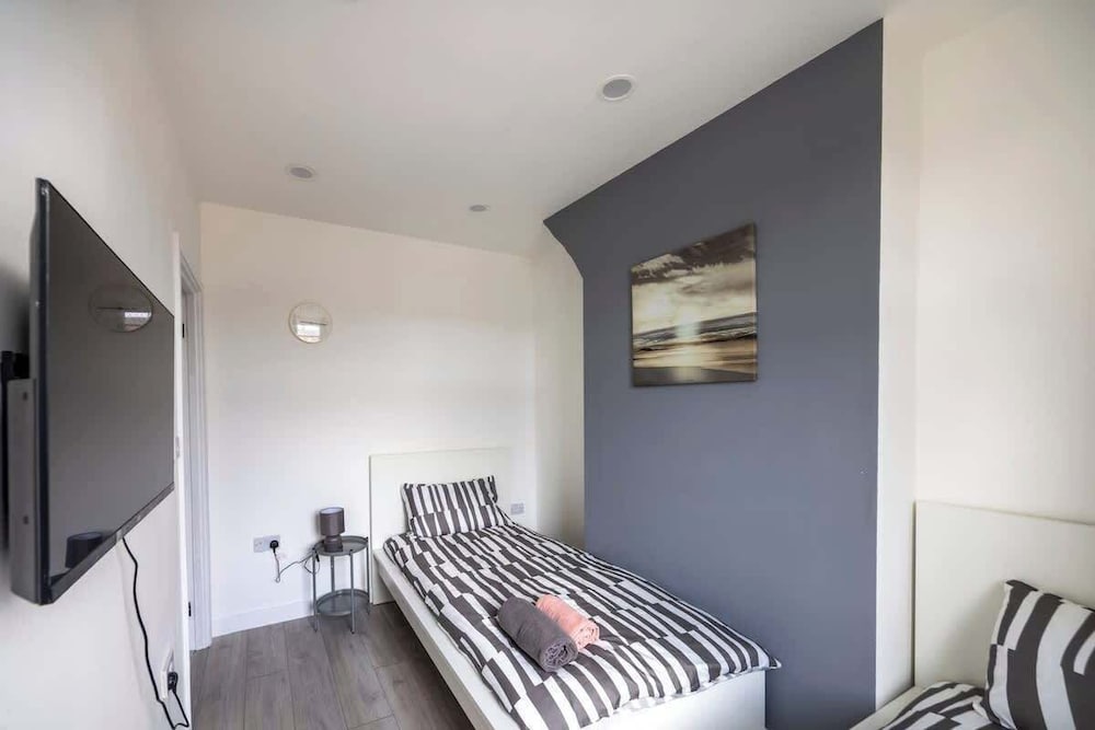 3bedroom 2 Bathroom House-free Parking 5 Beds