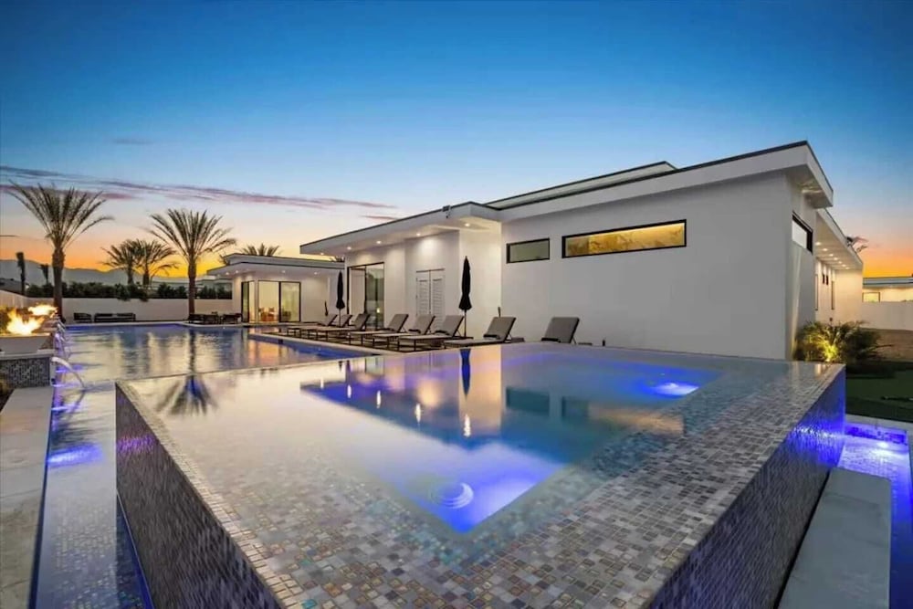 Sleeps 20 7-bedroom Villa w/ Pool, Putting Green & Hot Tub Bravo Villa #11 by Avantstay