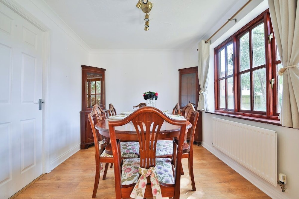 Homely 5 Bed House - 15 Mins to Cardiff City