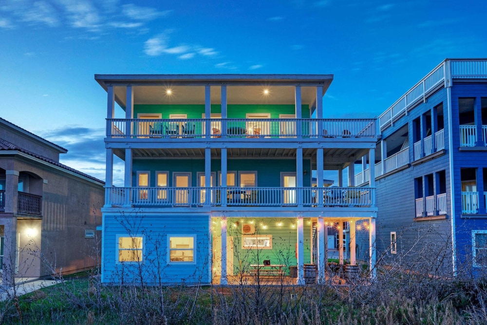 Coastal Soiree Ocean Views, Game Room, & Steps From Port Aransas Beaches