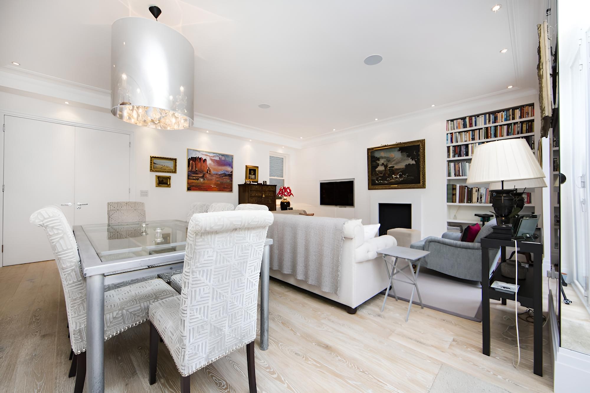 Beautiful and Spacious 2 Bed/2 Bath Property Just Moments From Earls Court