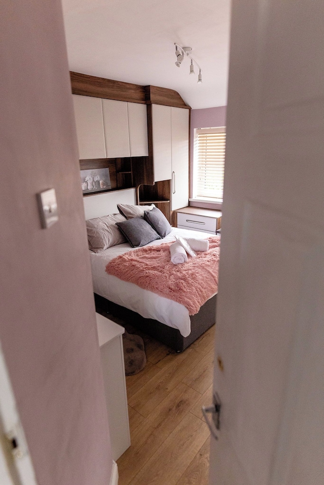 Beautiful Wythenshawe Home Near Airport With Garden & Parking Sleeps 5