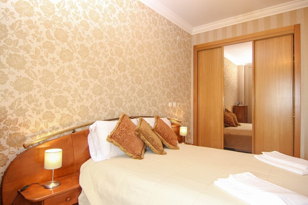 Gorgeous 3 Bedroom Apartment with Balcony in Lisbon view 3
