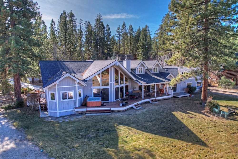 Lakefront Estate with Views and Hot tub