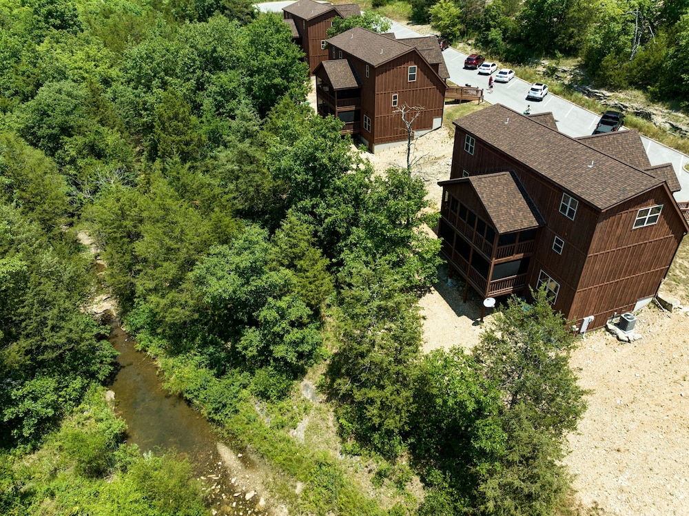 Timeless Memories Lodge 6 Bedroom Cabin by RedAwning