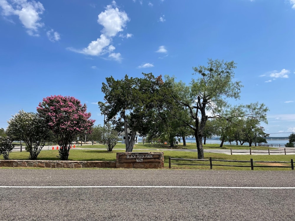 5 King 3 5b Firepit Nearby Pickleball Opens Feb 25 Lvl2 EV Charger Pool w Lake Views