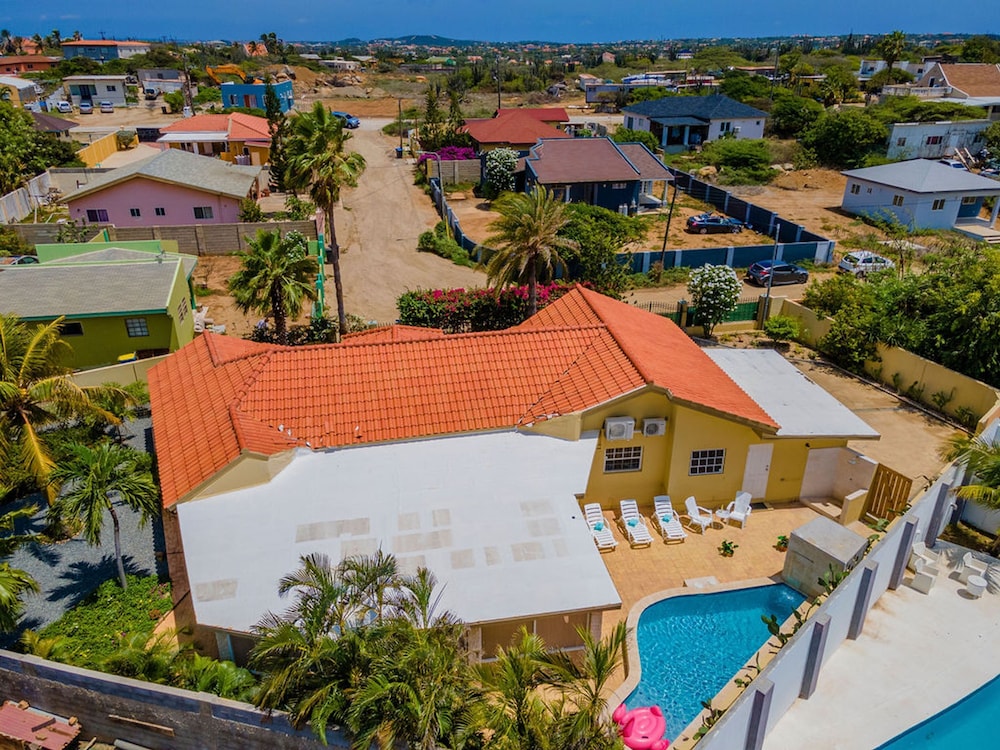 Cozy Central 4br3ba Home w Pvt Pool Largegarden