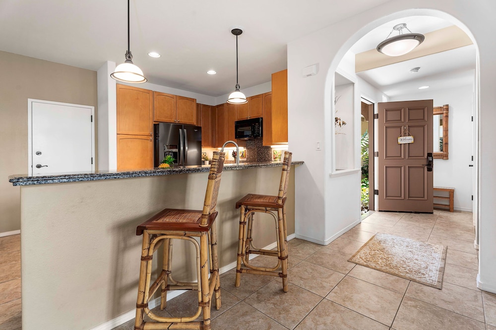 Spacious Corner Unit - Central AC - Vrkcv