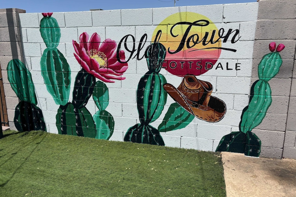 Indianola Oasis Private Pool, Outdoor Living & Old Town Access