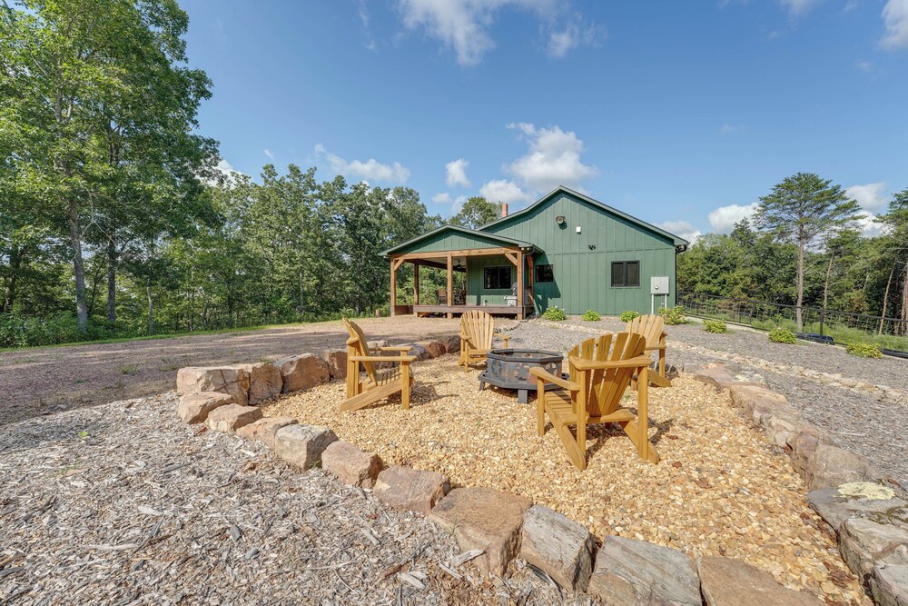 400 Acres on Lavender Mtn: Getaway w/ Hot Tub!