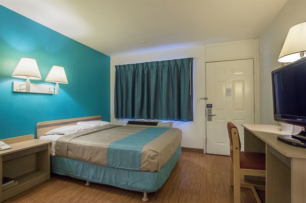 Motel 6 Rochester, MN