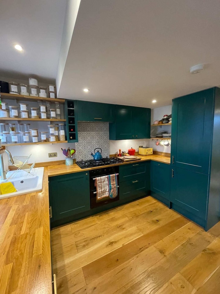 Vibrant & Beautifully Decorated 1BD Flat Brixton!