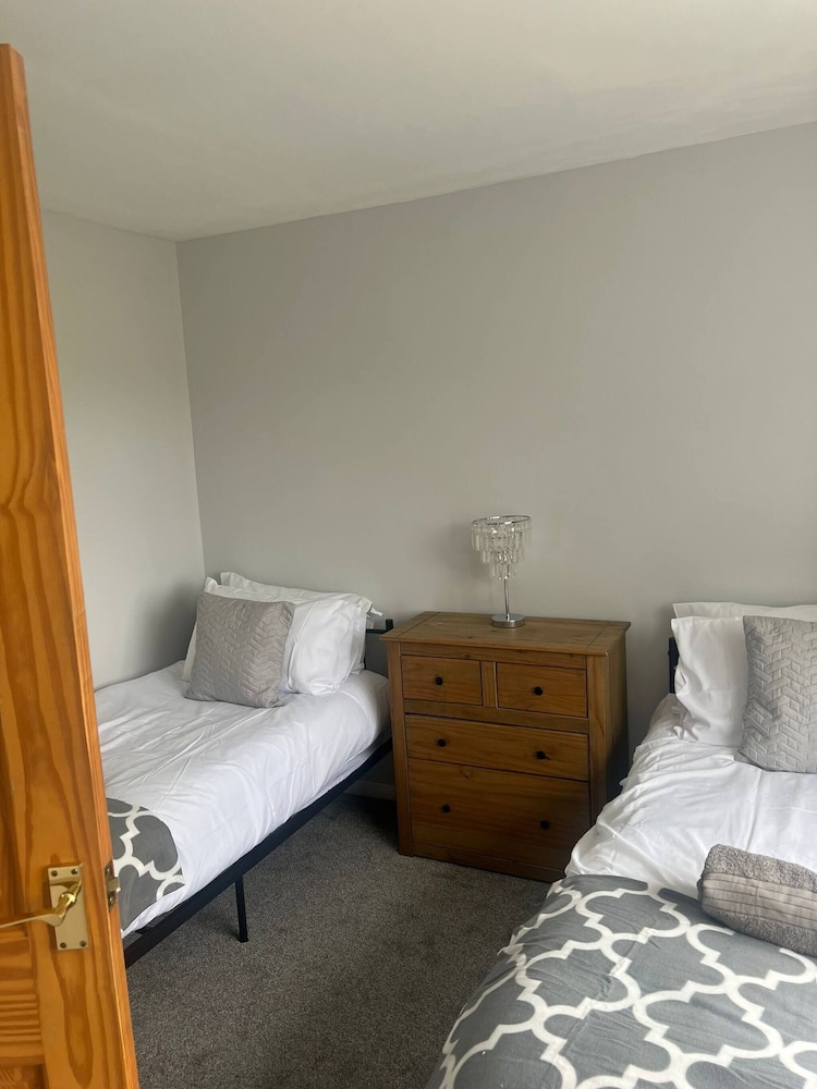 Comfortable 3 Bedroom House-ng5,sleeps 5 view 2