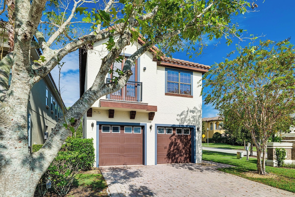 8 Mi to Disney: Pet-friendly Apt w/ Resort Perks
