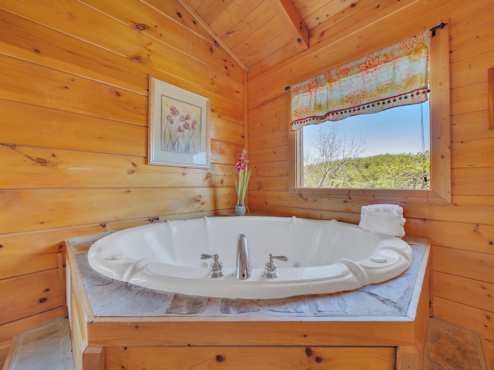Ern821 - Tranquil Times 5 Bedroom Cabin