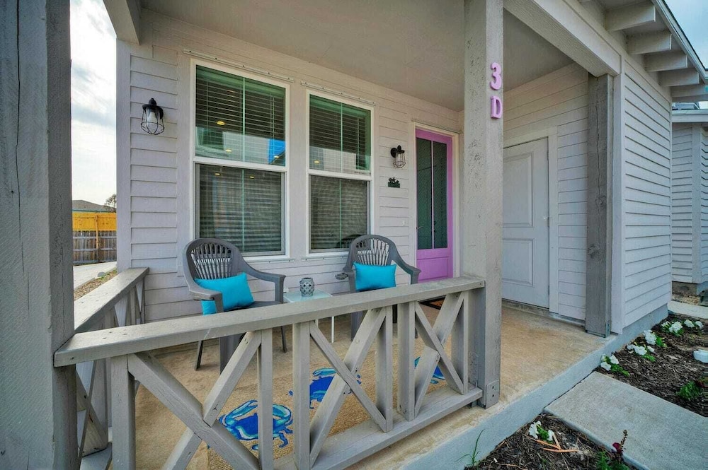 2 Homes in Old Town by Avantstay Sleeps 19, Pool, Newly Built Walk to Eats, Music, & More