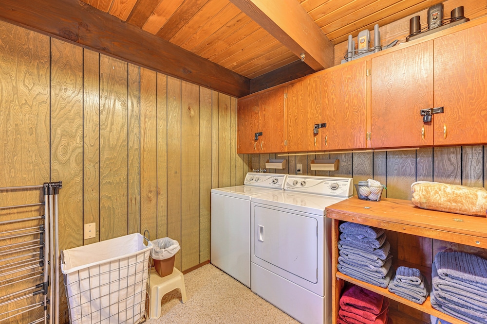 Game Room & Fire Pit: Family Cabin in Packwood!