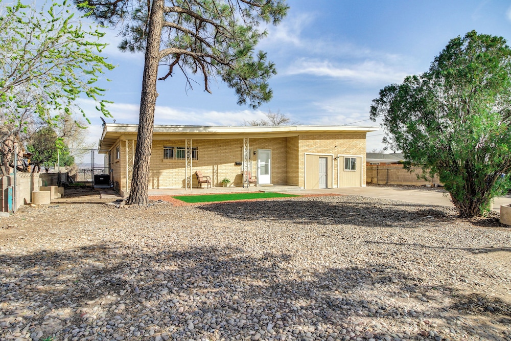 Mtn Views, Patio + Grill: Family Home, 6 Mi to UNM