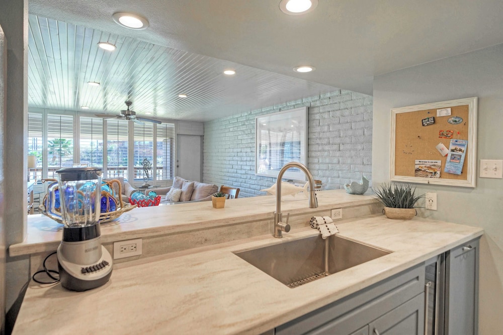 Sleeps 20 3 Condos w/ Beach Access, Pool, Tennis Courts Sea Sands Complex