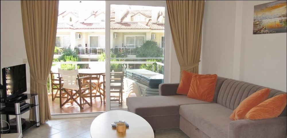 Villa AQ14 by JoyLettings view 4