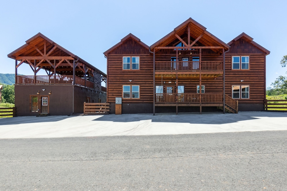 Splash Mountain Lodge 8 Bedroom Cabin