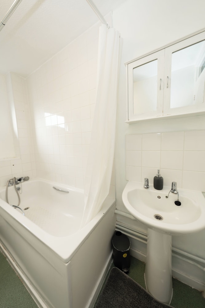 1bedlondonapt-freeparking-fastwifi-sofabed