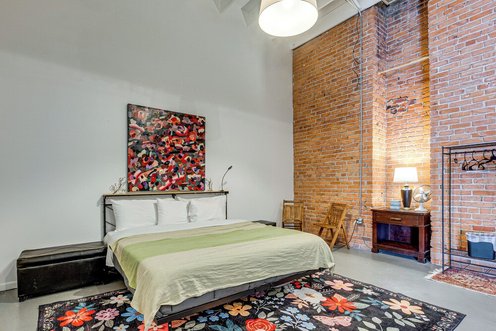 Walk to Huntington Center: 5,000-sq-ft Dtwn Apt