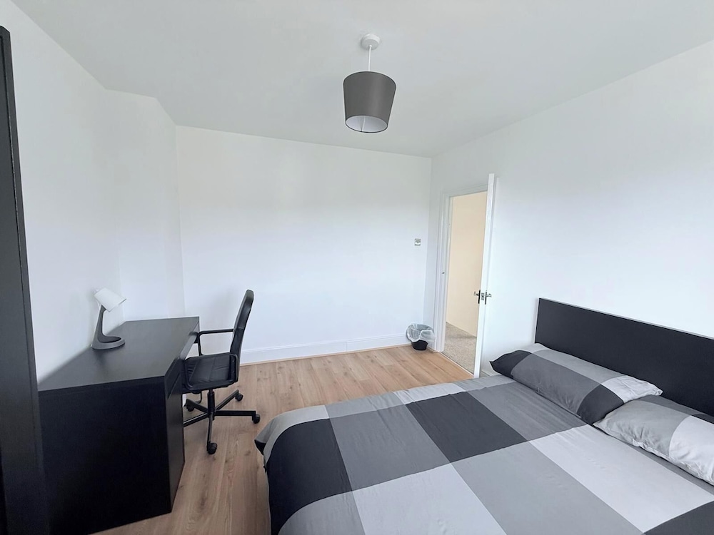 Fountain House-sleeps 5-central Dagenham-parking