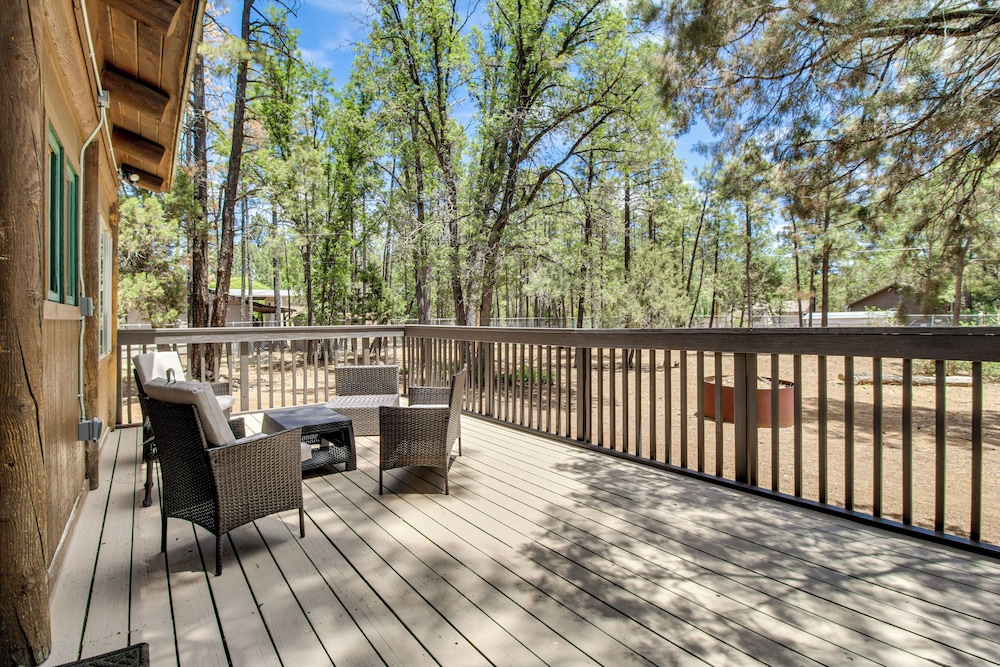 2 Mi to Show Low Lake: Log Cabin w/ Large Yard!