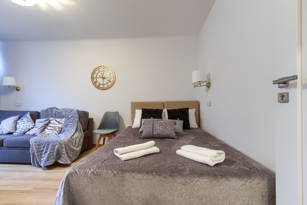UNIT Short Rent Apartment by Warsaw Metro Station