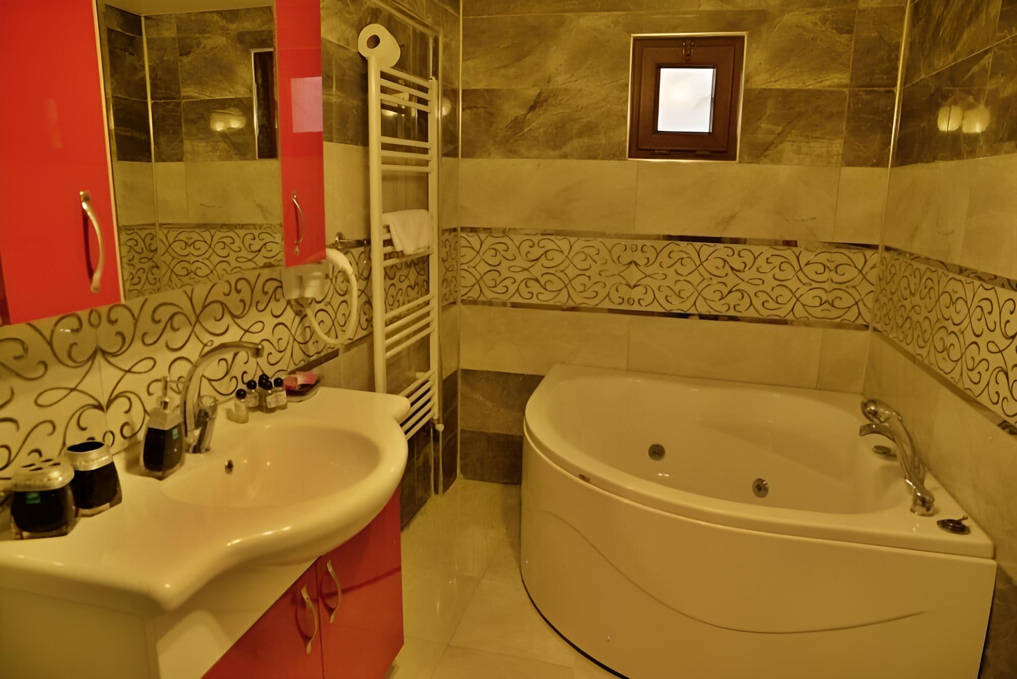 Dedeli Deluxe Hotel
