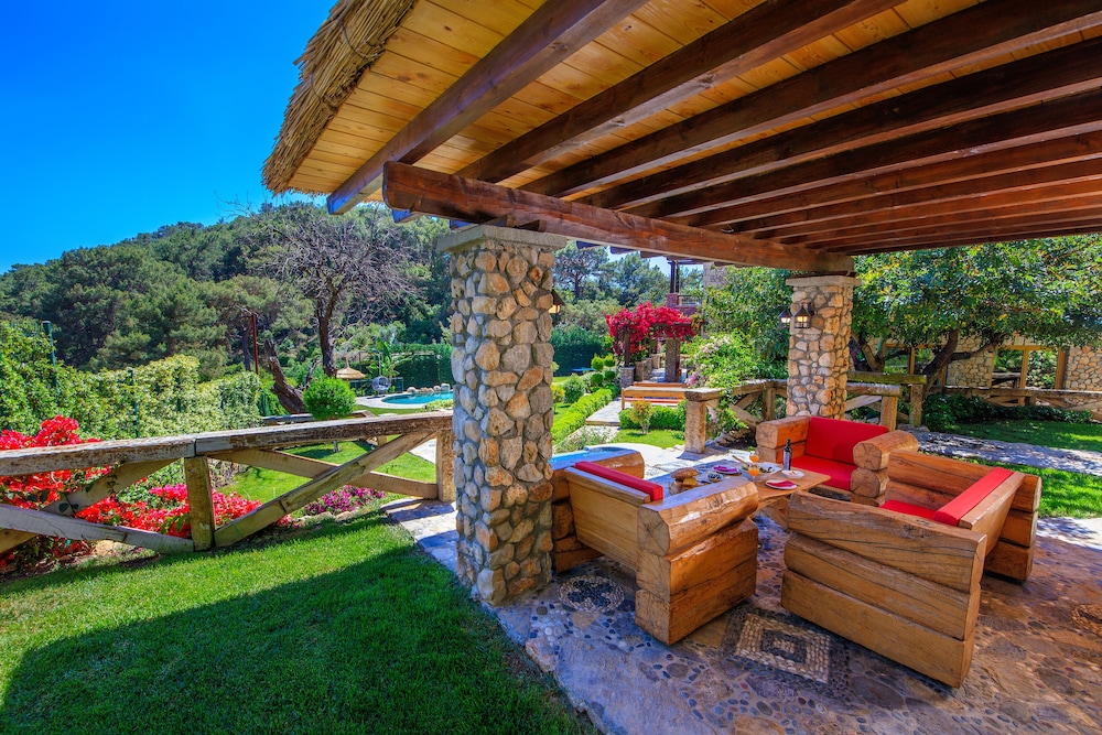 Private Island-Style Ultra Luxury Villa Estate