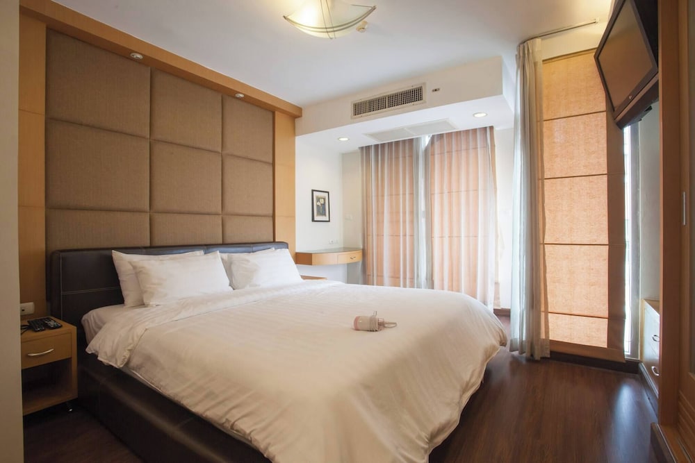 5A - 2 Bedroom Downtown Apartment With Shared Pool