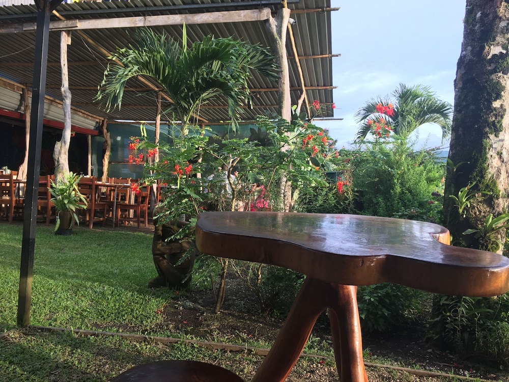 BlueBay Bugenvil Lake Lodge
