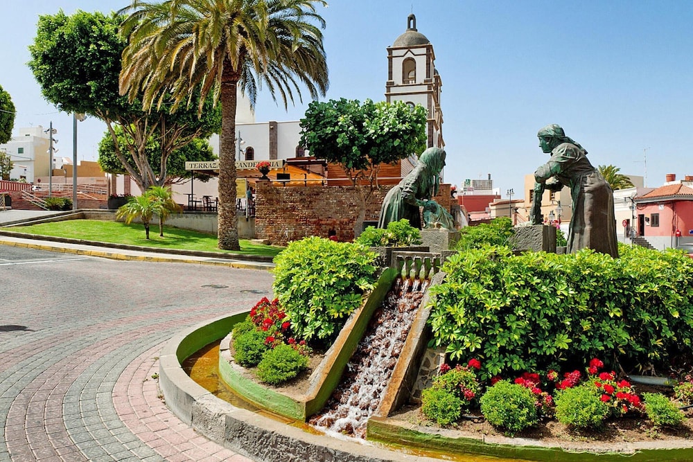 Villa With Pool and Extravagant Architecture photo 5