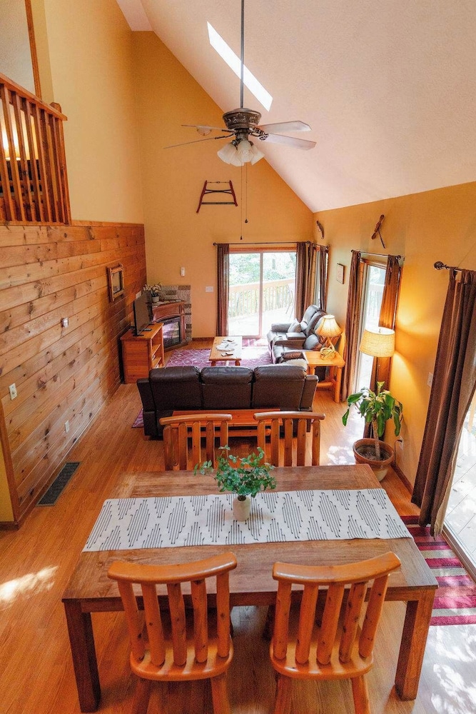 Cheerful Two Bdrm Cabin With Hot Tub & Pet Friendly