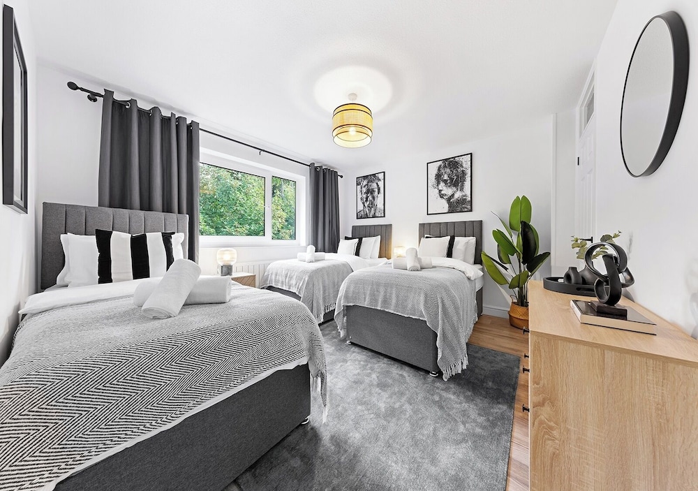 2BR Flat, Free Parking, Close to Airport & Centre