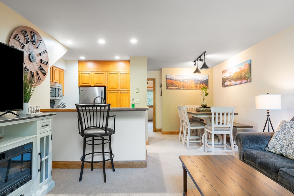 Cimarron Lodge 14 by Avantstay Ski-in Ski-out Property in Complex w Two Hot Tubs Permit 3601